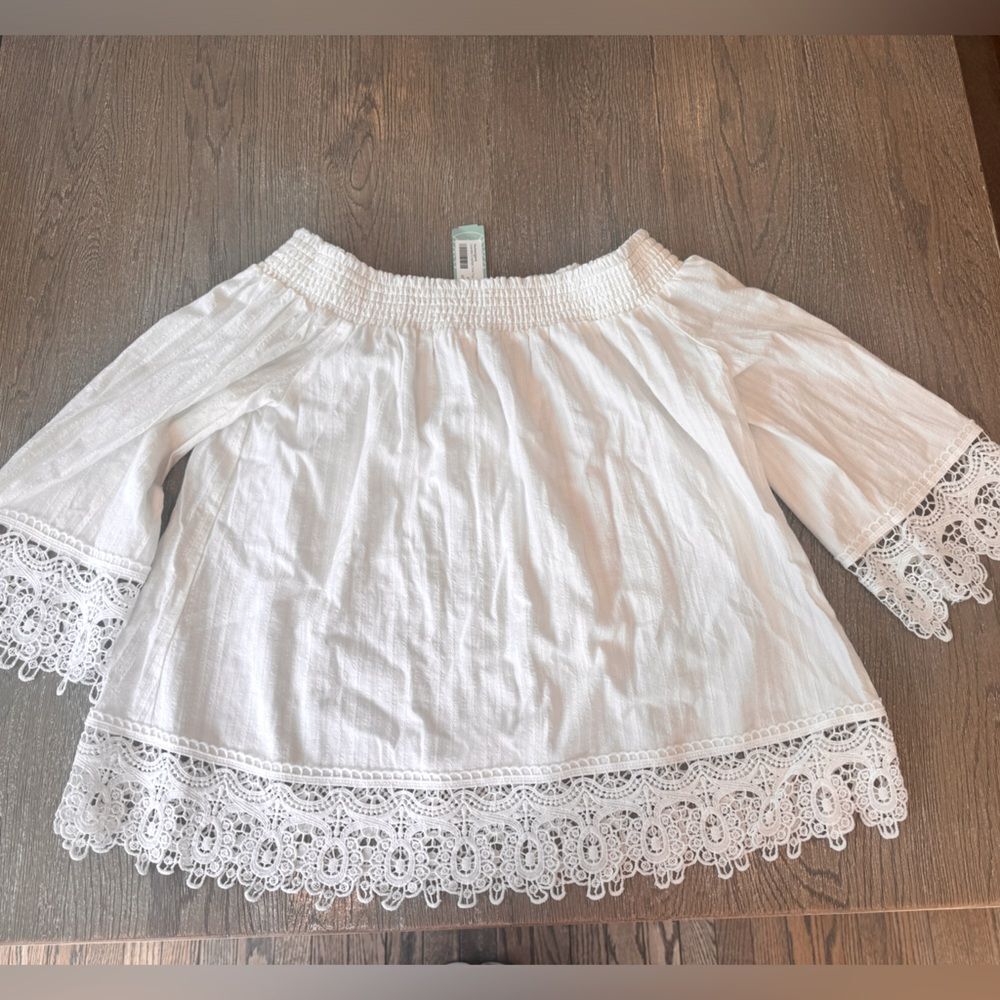 New with tags! Stylish white top. Crochet details. XL